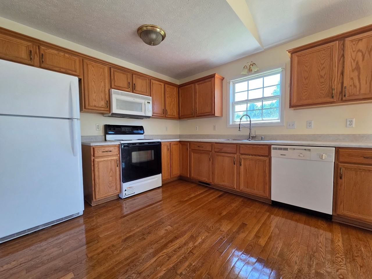 140 Byerly Blvd - Photo 6 of 25