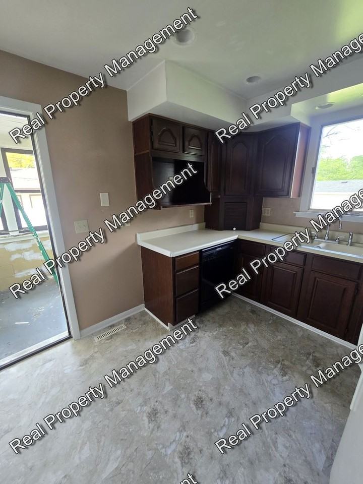 213 Pettibone Ave - Photo 7 of 12