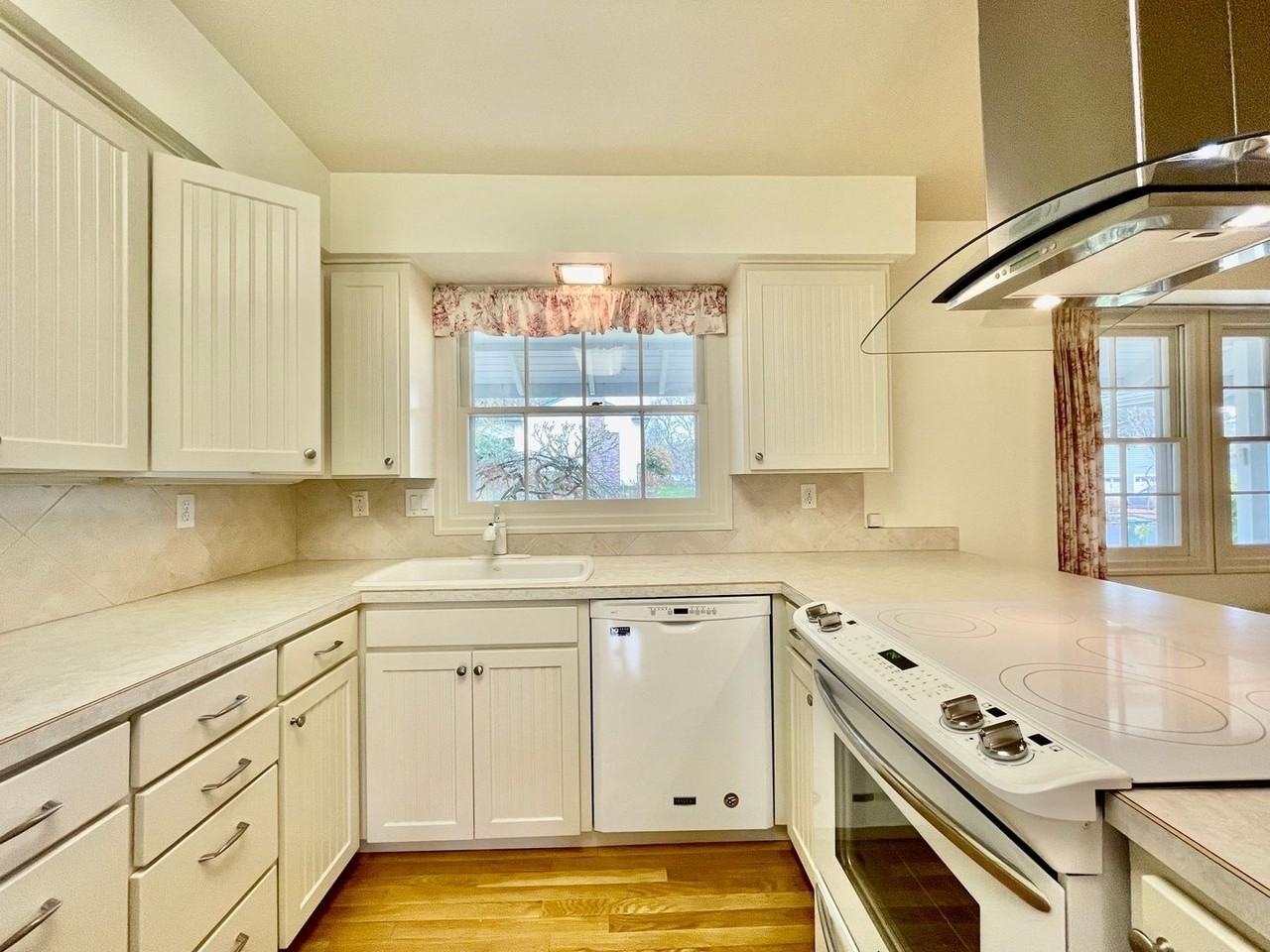 1685 Nw Jenne Ave - Photo 3 of 32