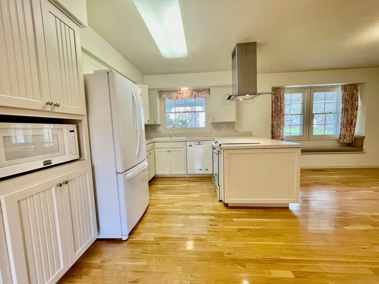 1685 Nw Jenne Ave - Photo 5 of 32