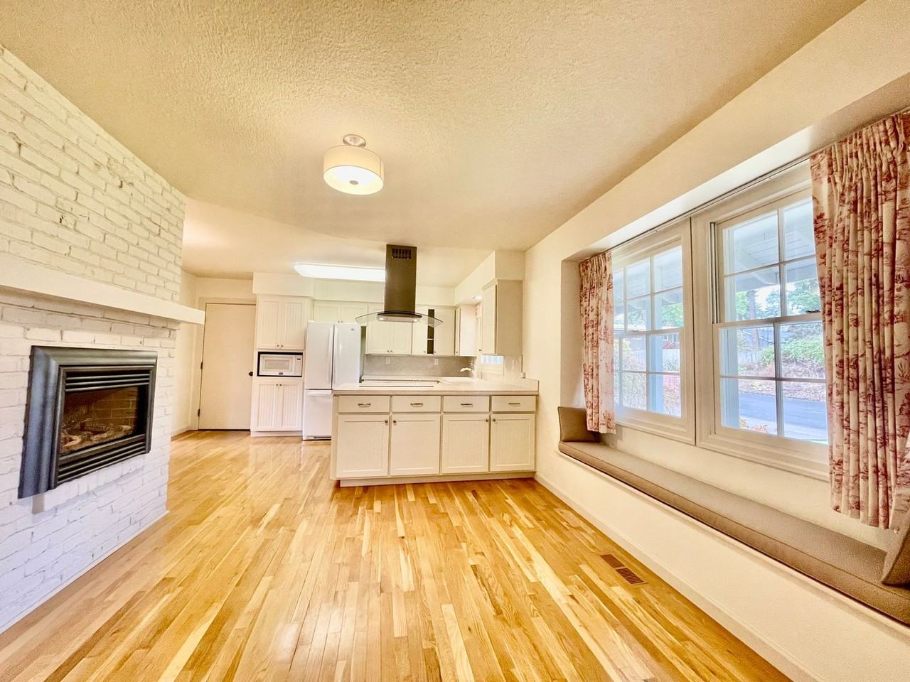 1685 Nw Jenne Ave - Photo 6 of 32