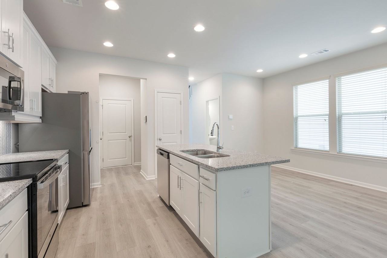 2943 Cottage Ln - Photo 7 of 25