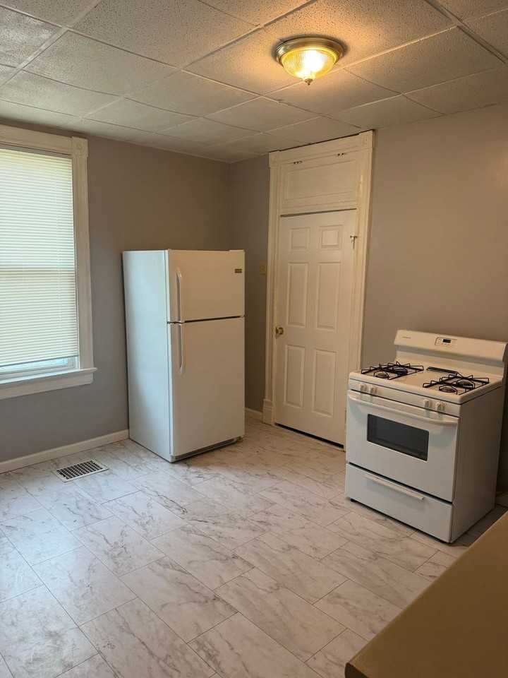 215 Courtland Ave - Photo 5 of 9