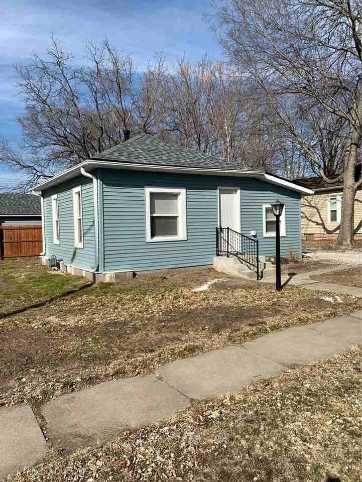 1004 Peach St - Photo 2 of 12