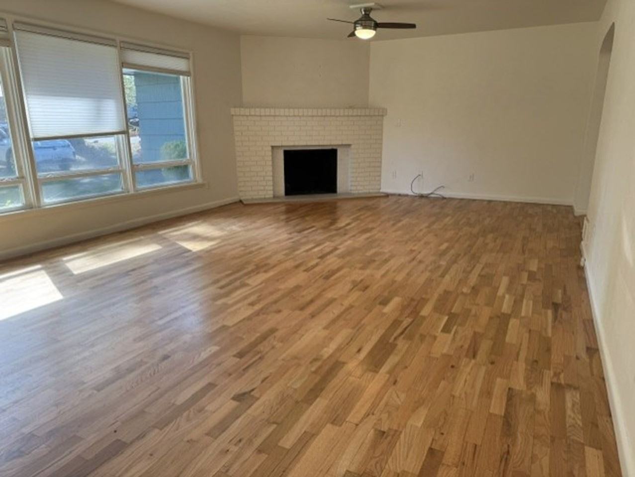 653 Ne 9th St - Photo 2 of 14