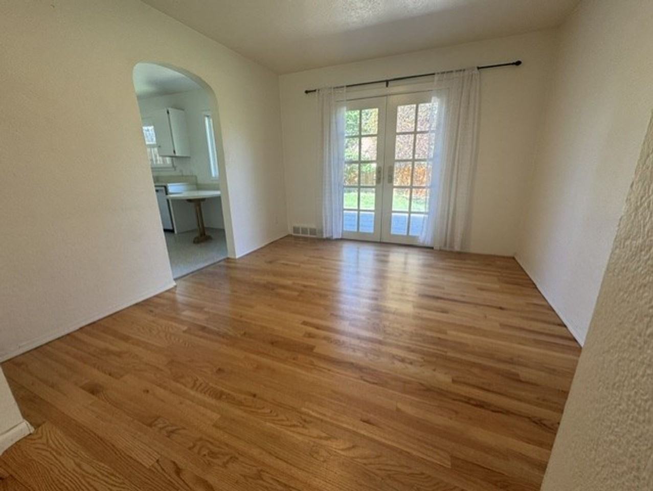 653 Ne 9th St - Photo 4 of 14