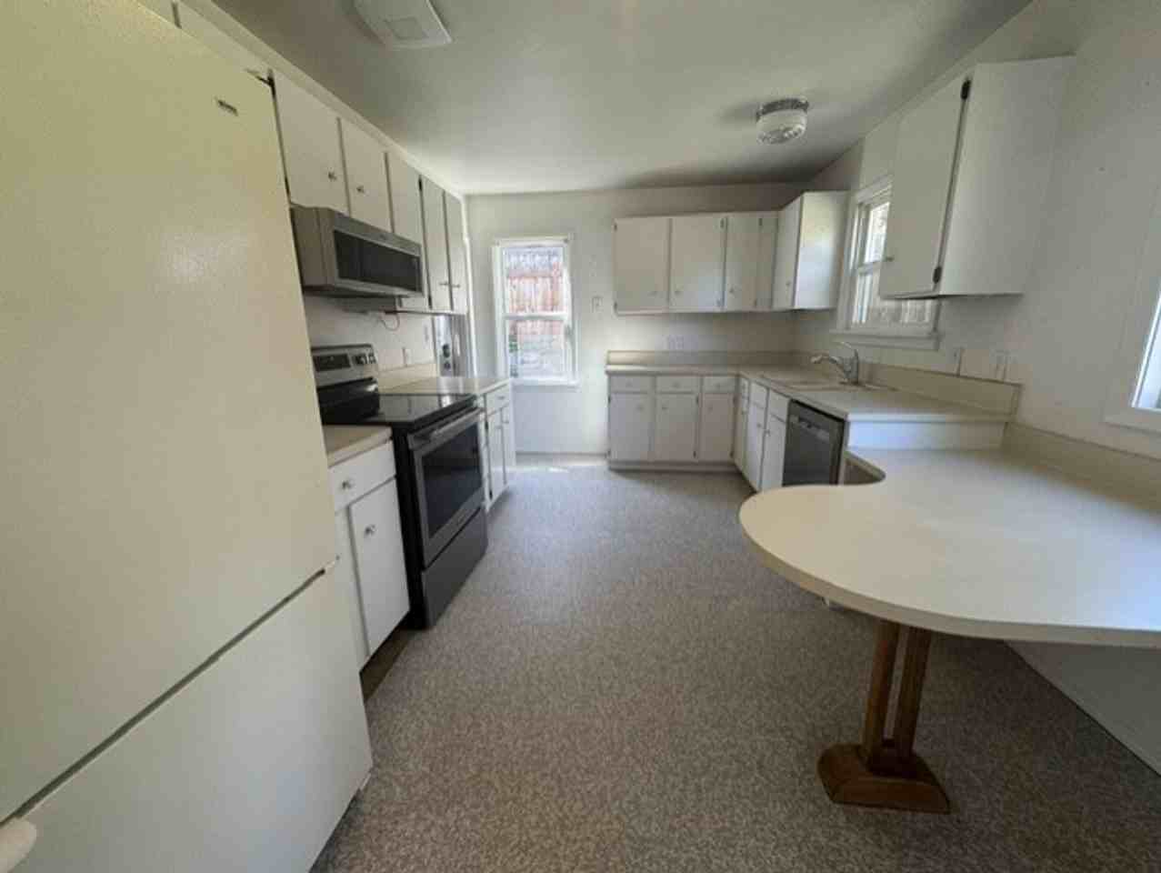 653 Ne 9th St - Photo 5 of 14