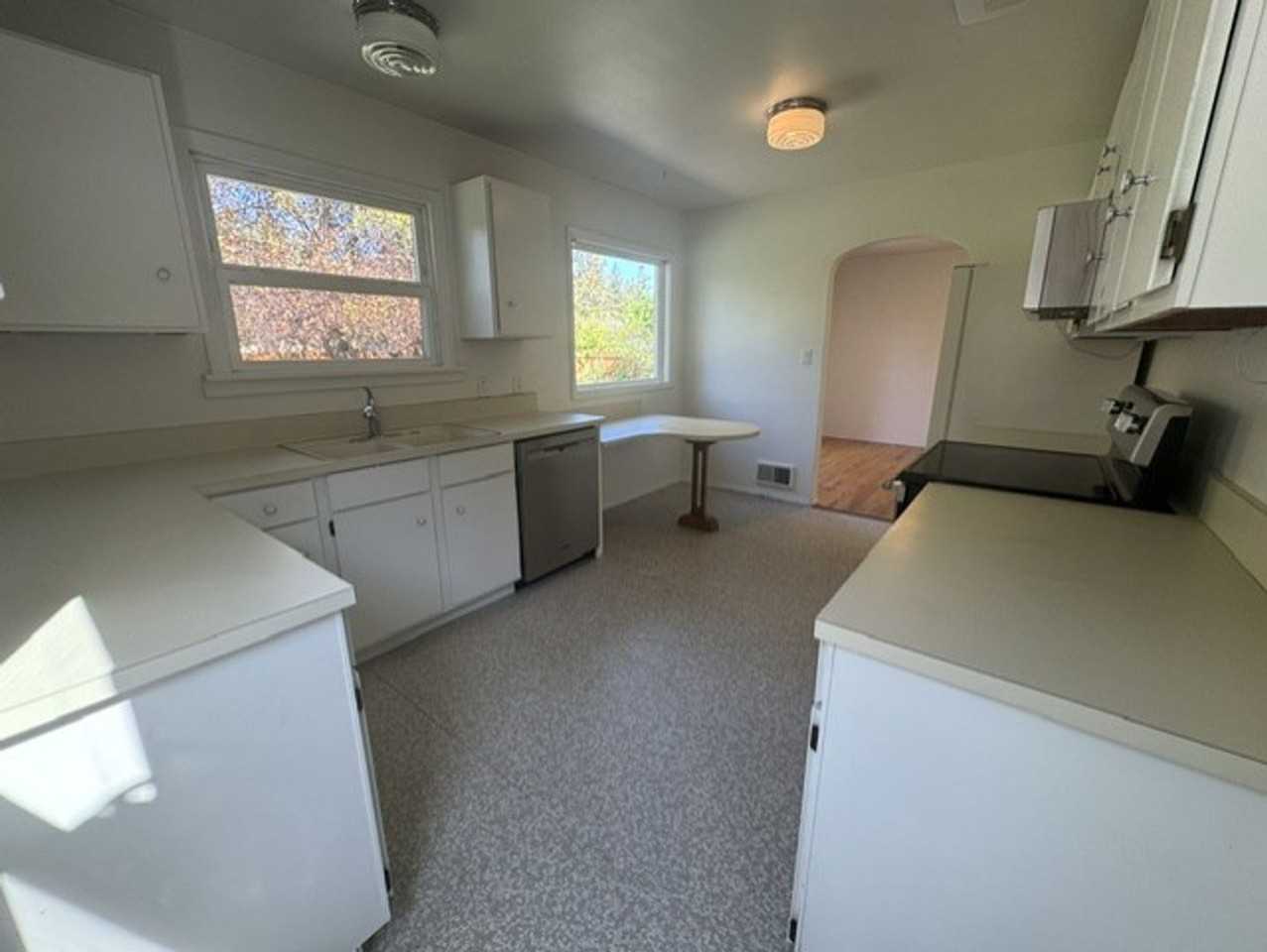 653 Ne 9th St - Photo 6 of 14