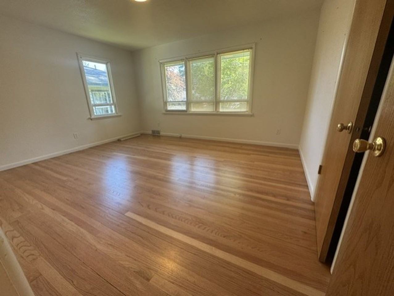 653 Ne 9th St - Photo 7 of 14