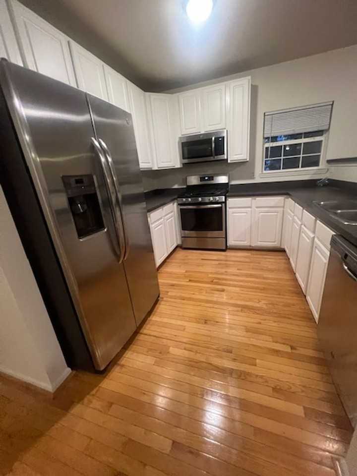 1053 Maiden Ln - Photo 3 of 9