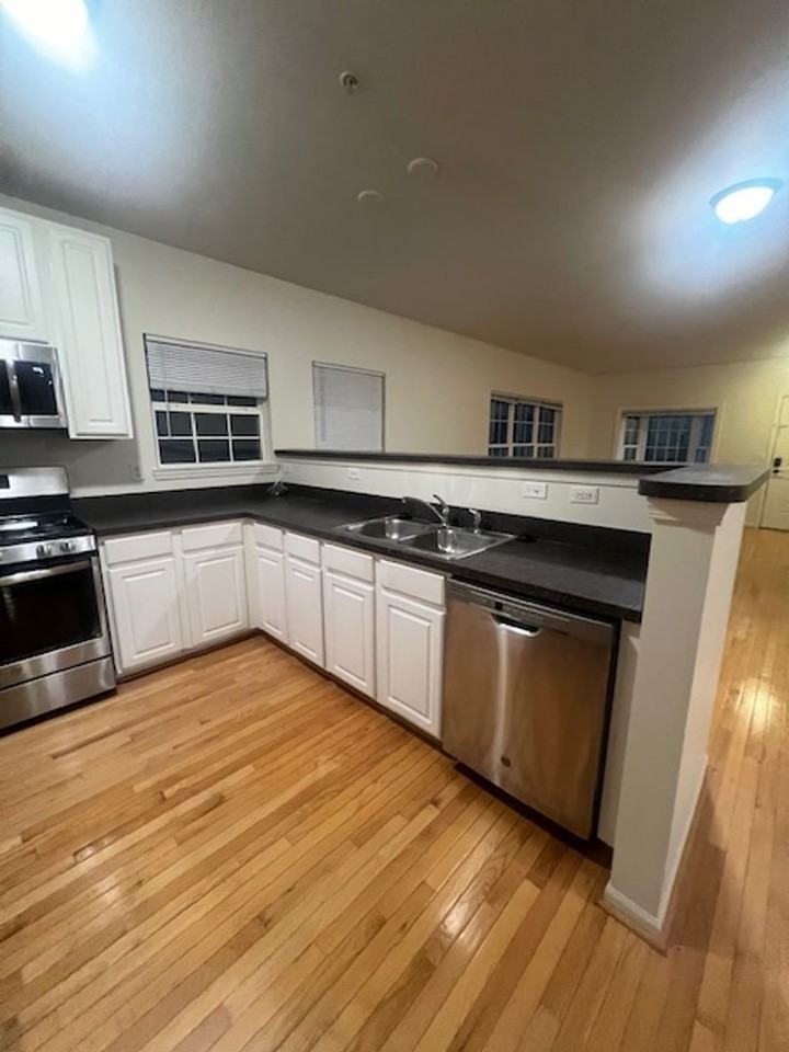 1053 Maiden Ln - Photo 4 of 9
