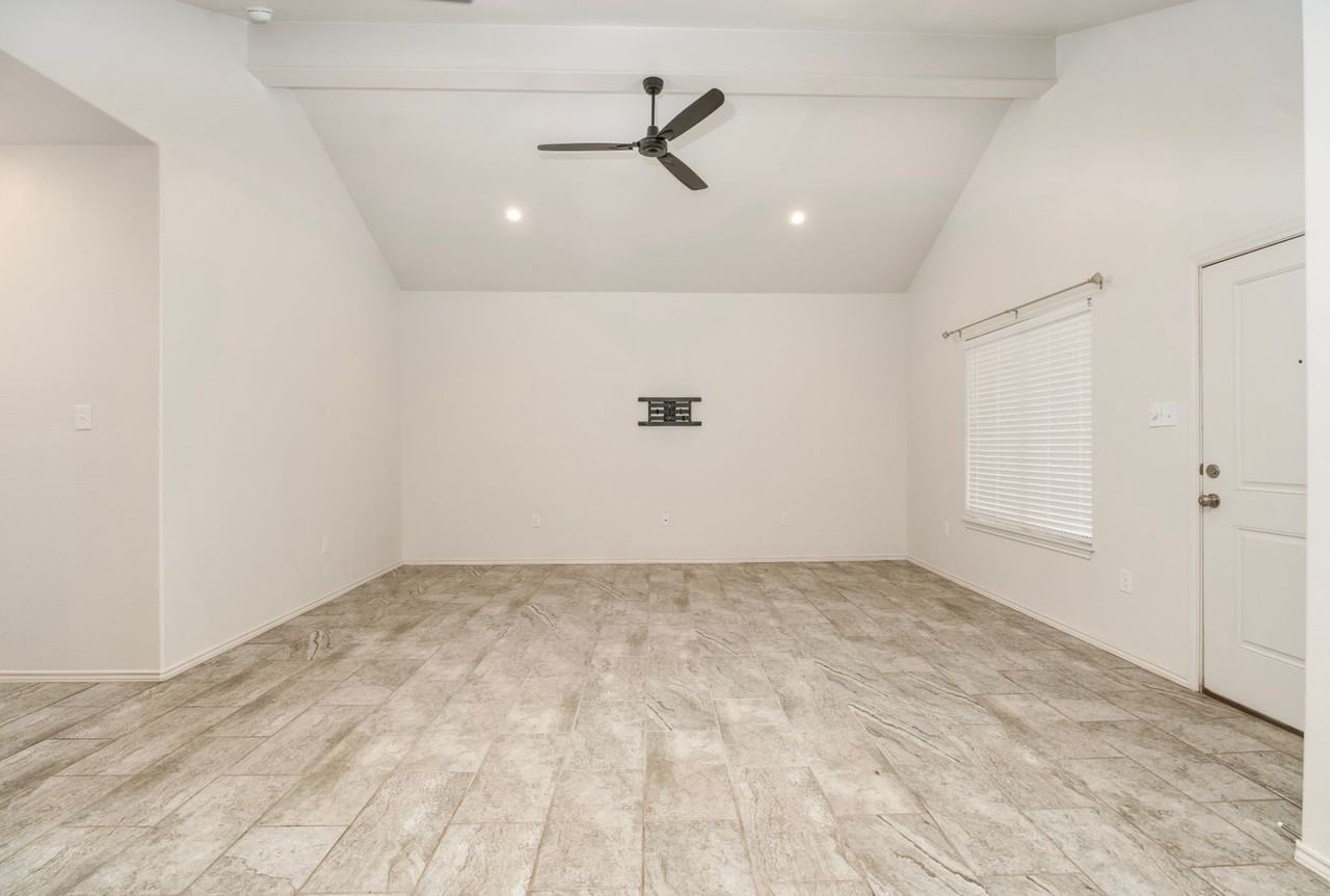 11621 Evanston Ave - Photo 4 of 13