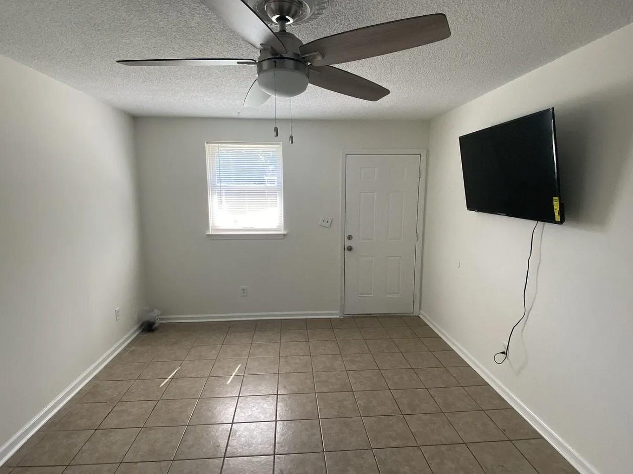 817 Brooks Ave #B - Photo 3 of 11