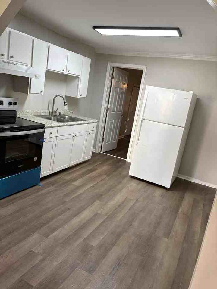 220 E 14th St #A - Photo 4 of 8