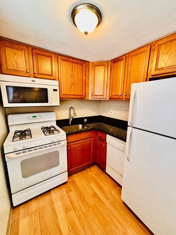 420 W Jefferson St - Photo 2 of 9