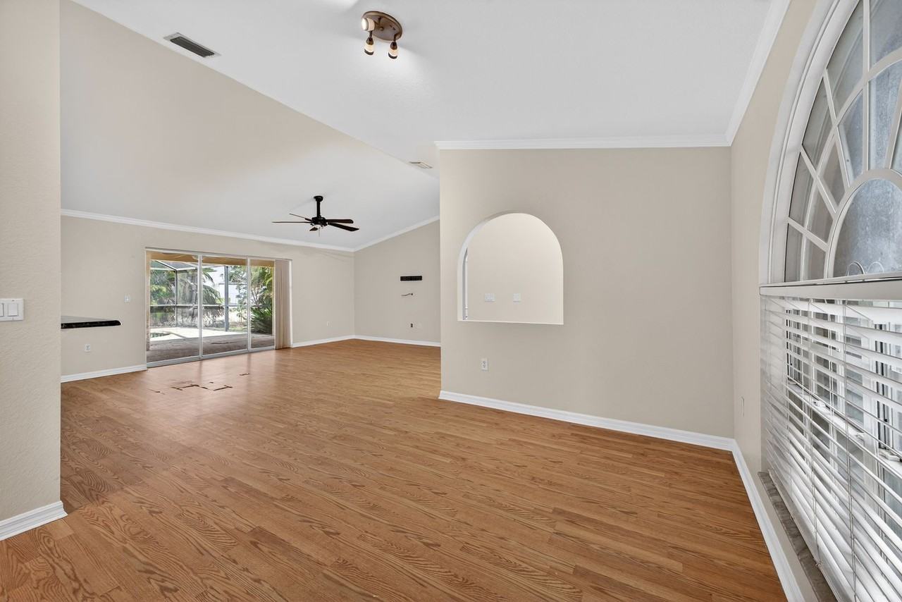 6890 Circle Dr - Photo 3 of 28