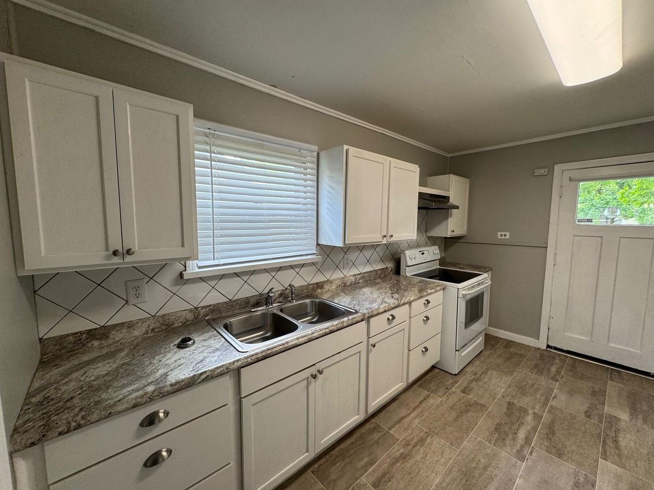 2600 Mckenzie Ave - Photo 6 of 9