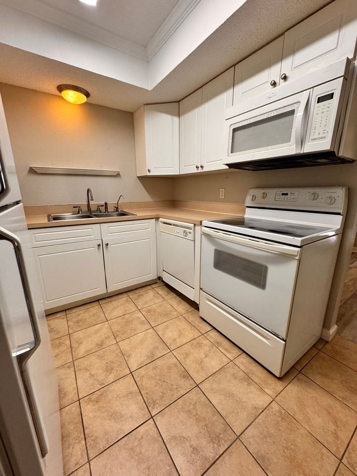 3916 Corrida Ct #3 - Photo 7 of 23