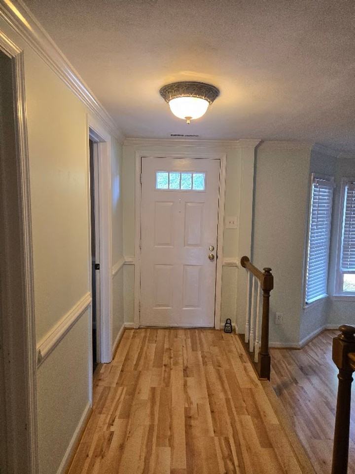 1027 Tottenham Ln - Photo 2 of 32