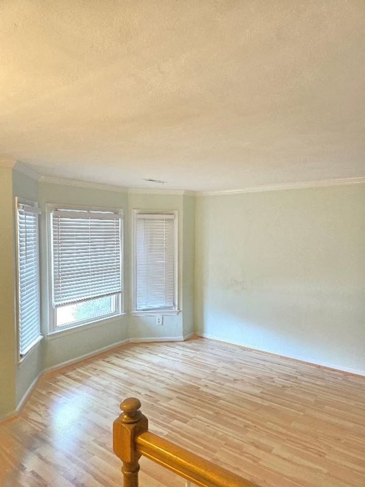 1027 Tottenham Ln - Photo 4 of 32