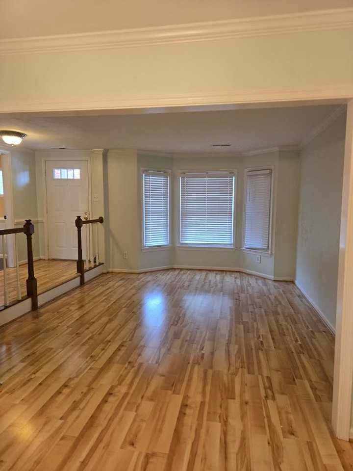 1027 Tottenham Ln - Photo 6 of 32