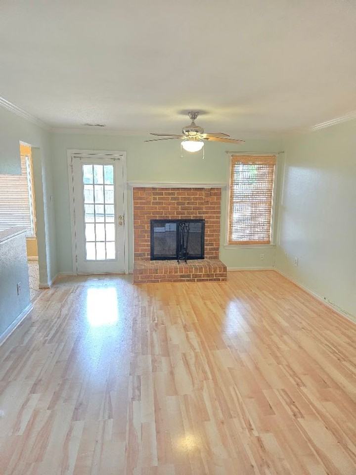 1027 Tottenham Ln - Photo 7 of 32