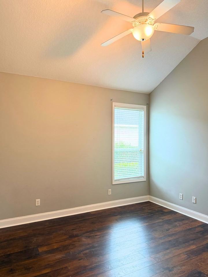 126 Miller Ct - Photo 7 of 32