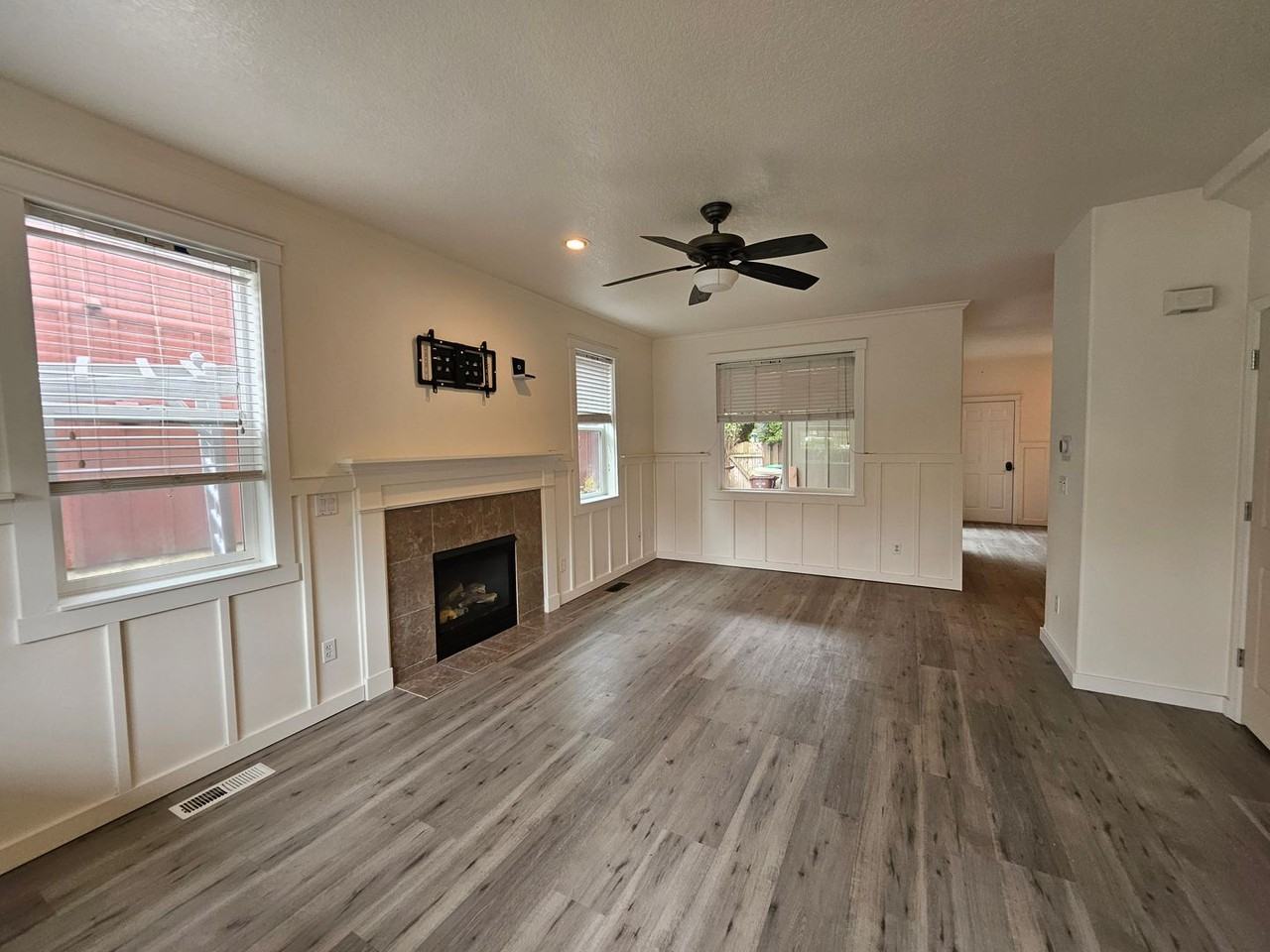 4616 Se Lone Oak St - Photo 2 of 28