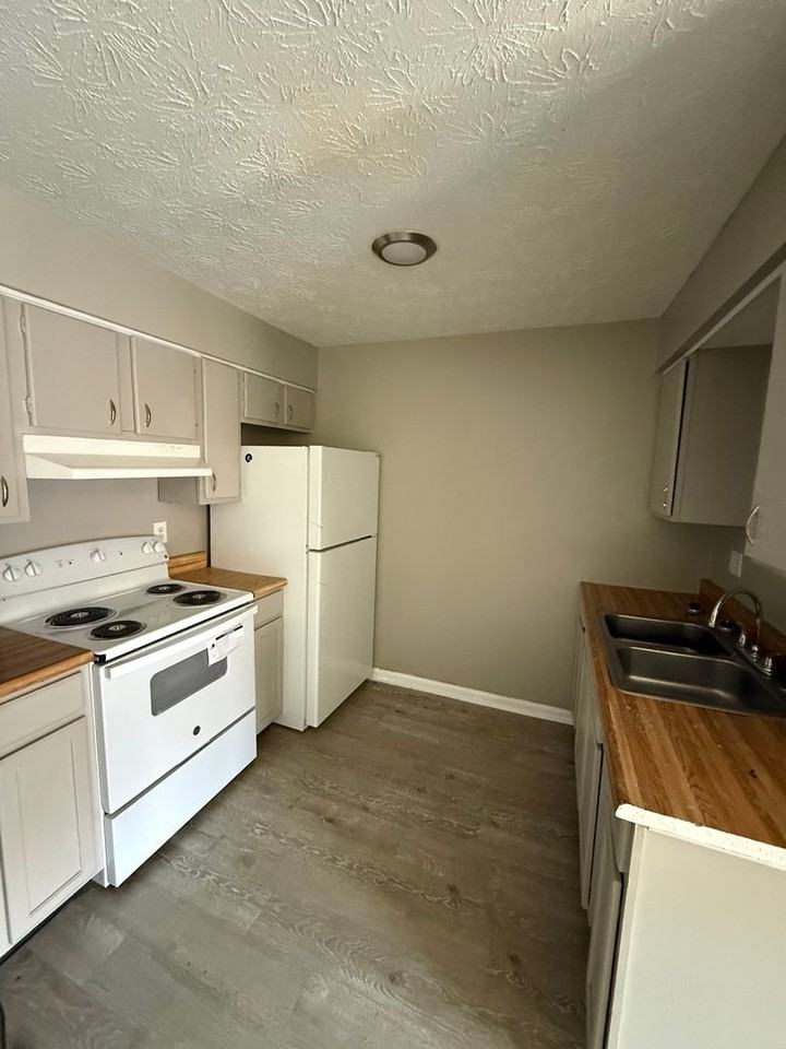 1582 Martha Ct - Photo 2 of 17