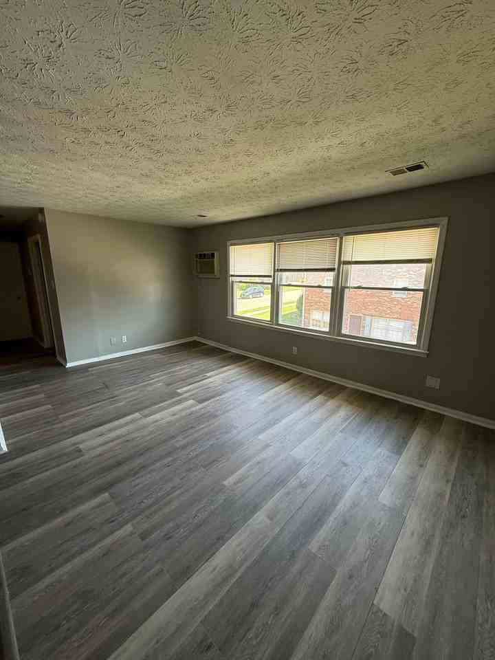 1582 Martha Ct - Photo 5 of 17