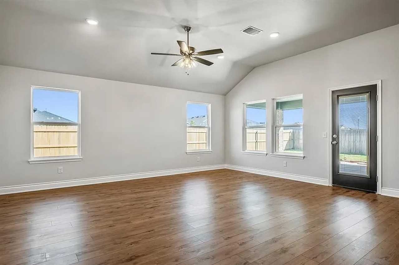 8600 Ricard Dr - Photo 4 of 17