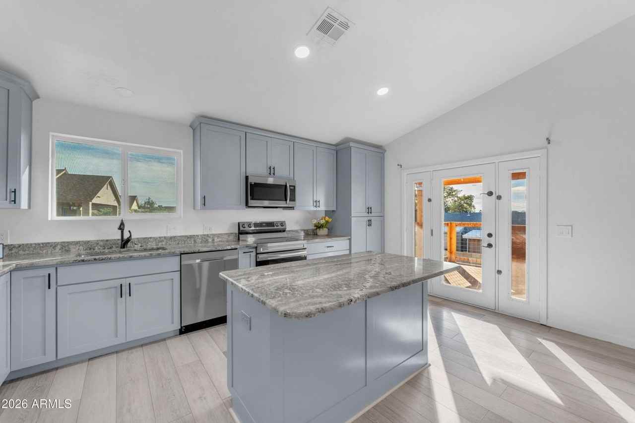 1852 N Saffron Cir - Photo 7 of 26