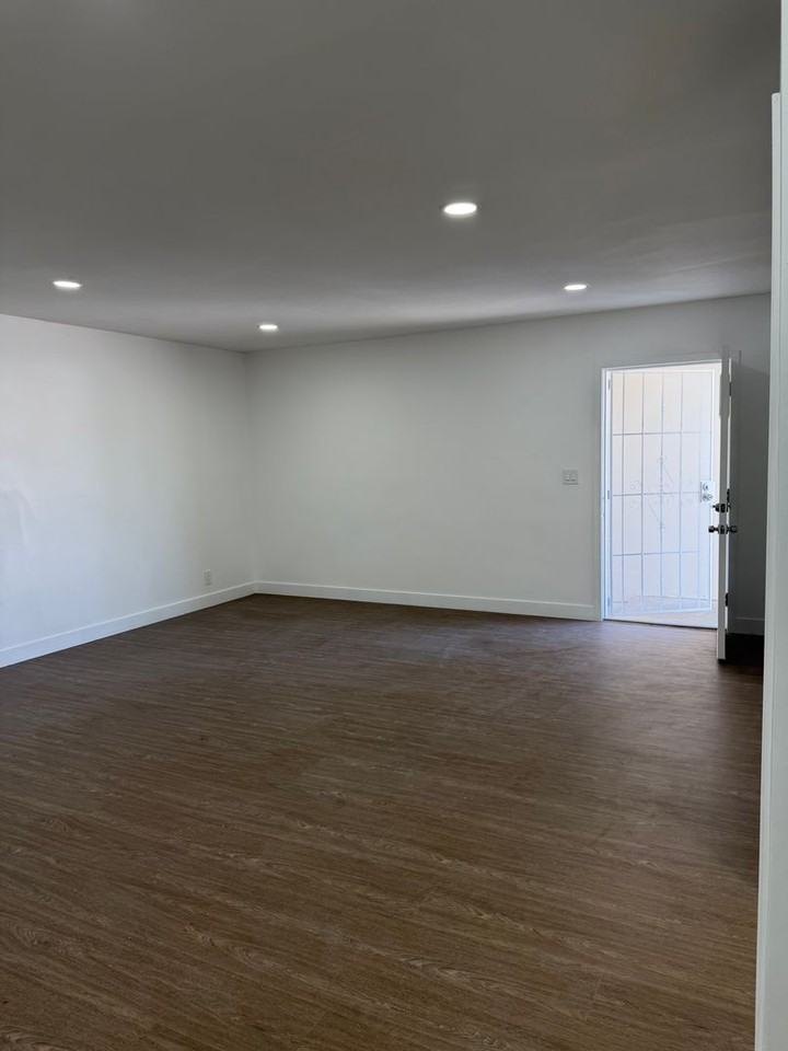 12681 Aristocrat Ave - Photo 4 of 14