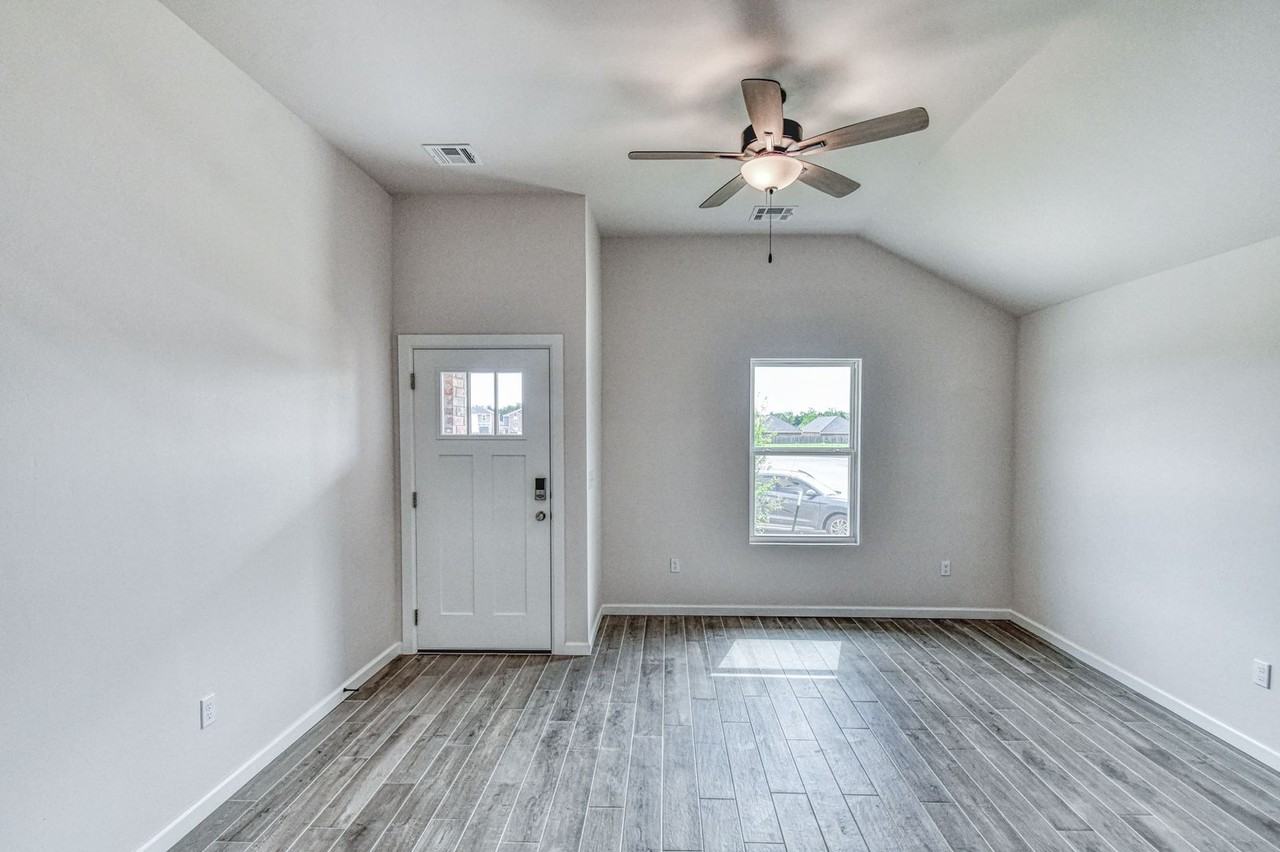 932 Varenna Ln - Photo 4 of 26