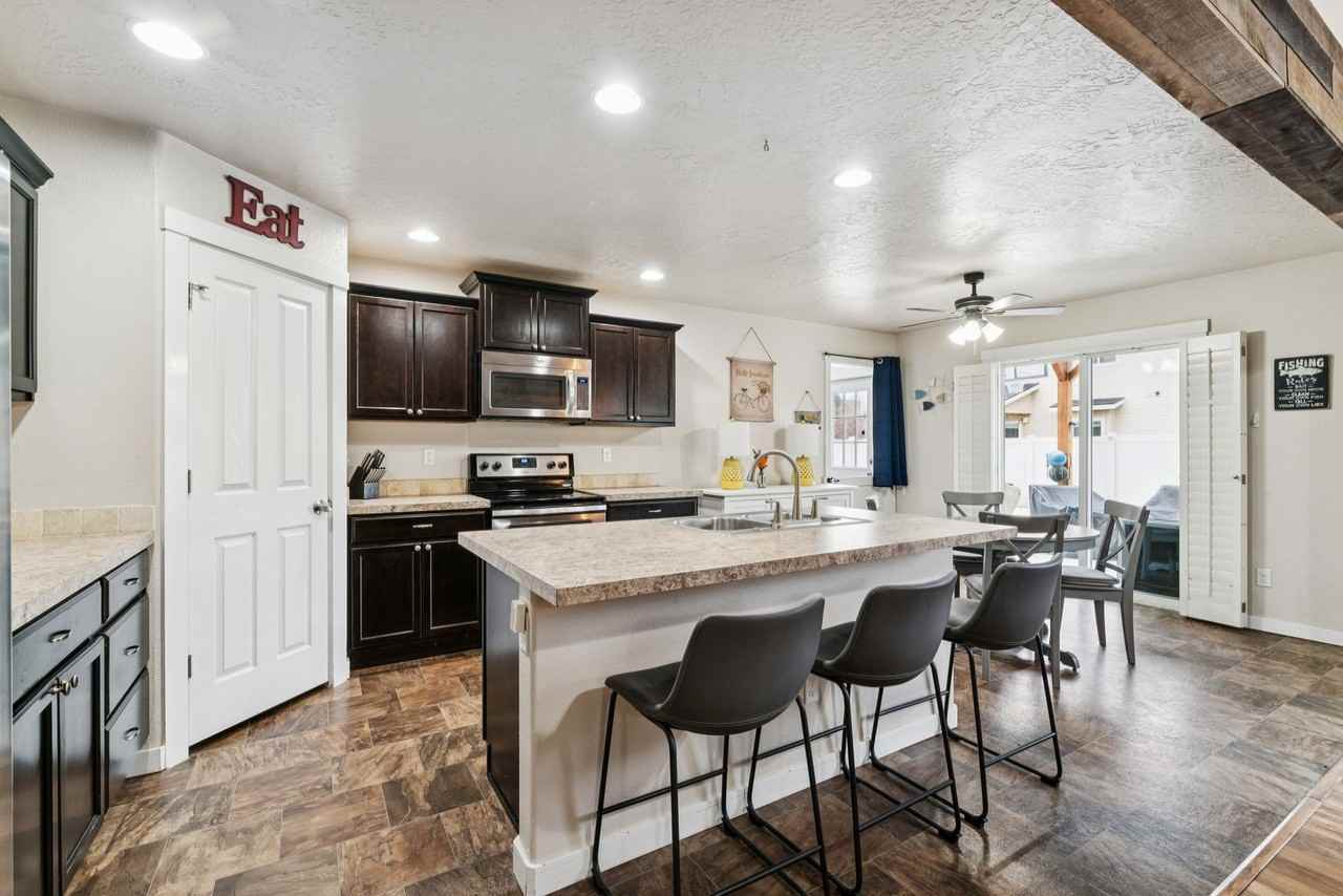 950 N Pine Brook Way - Photo 4 of 43