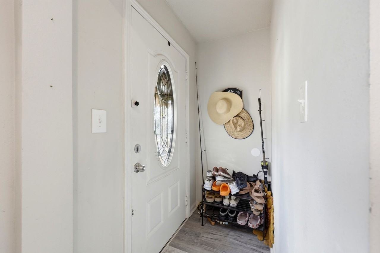 5327 Lexington Ave - Photo 3 of 37