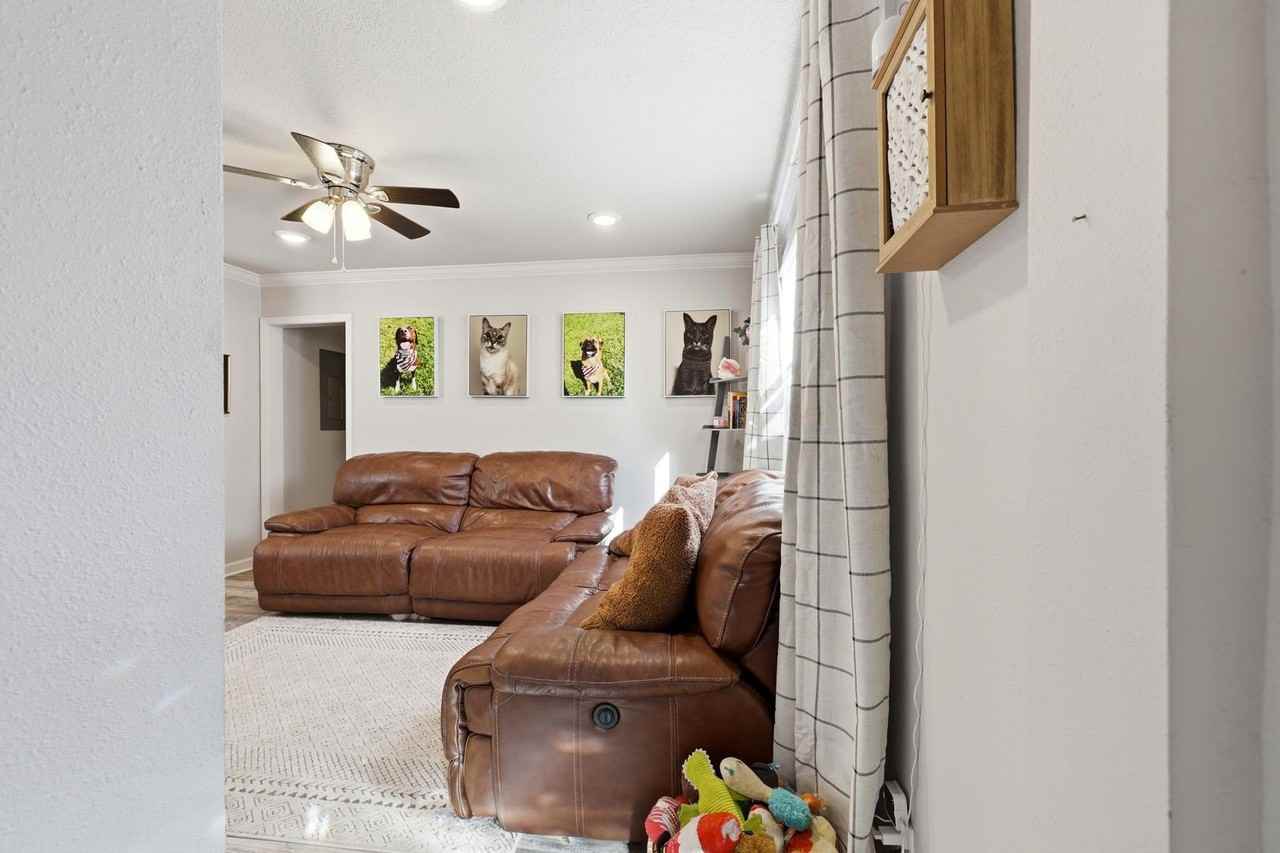 5327 Lexington Ave - Photo 4 of 37