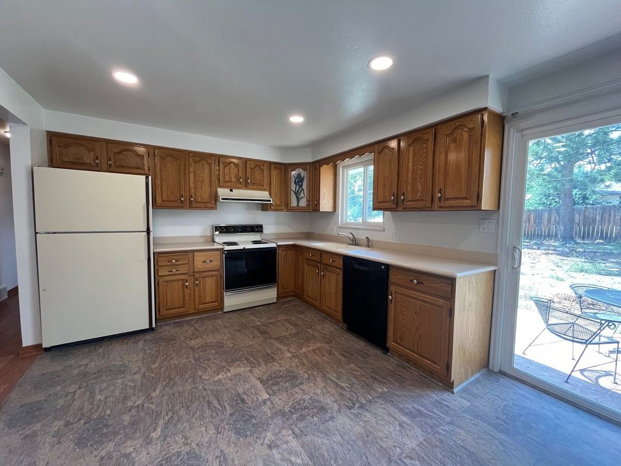226 Montclair St - Photo 5 of 17