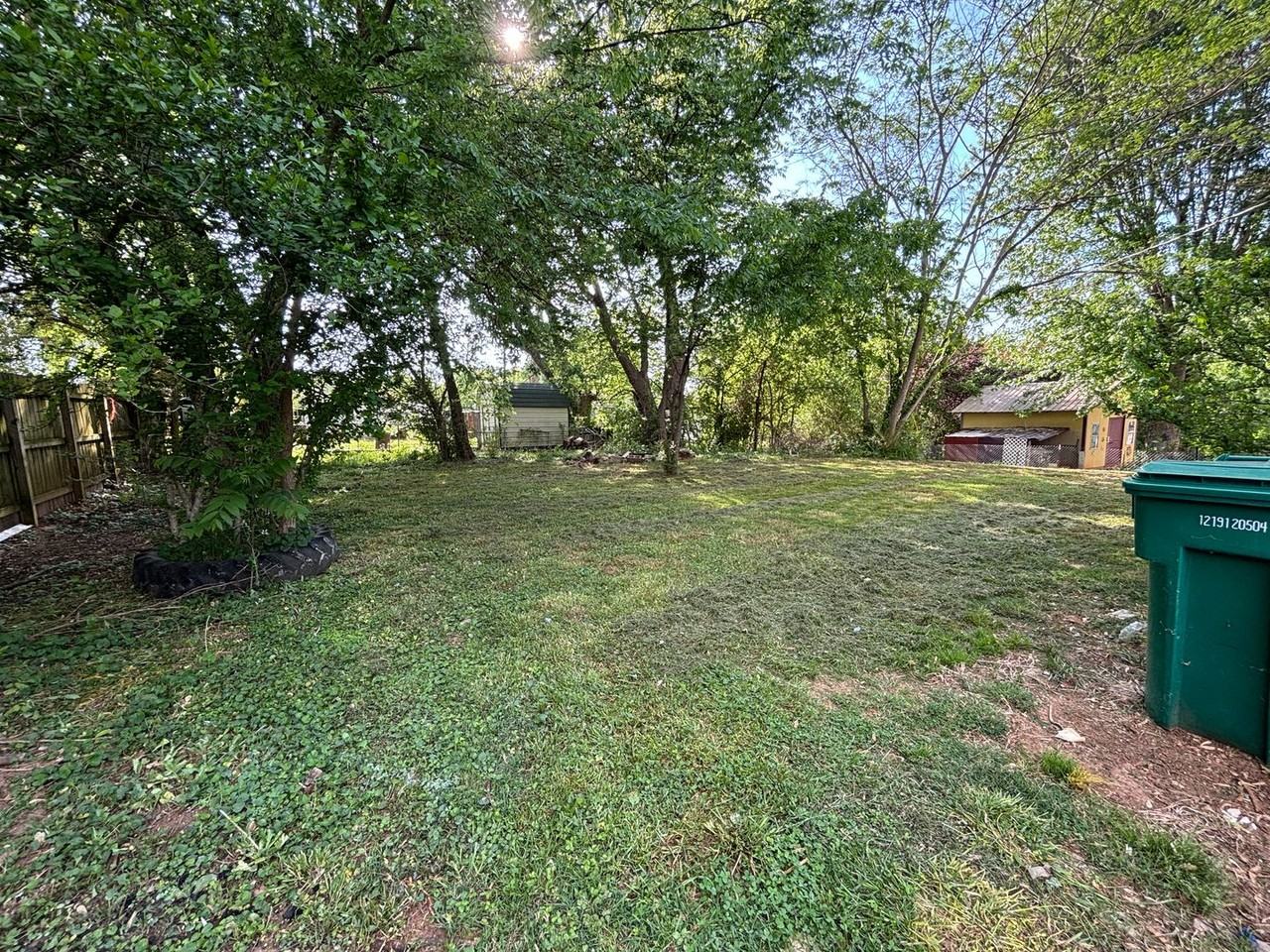 705 N Vine St - Photo 4 of 15