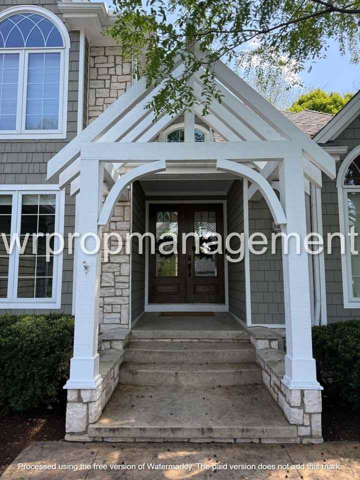 1379 Castlebury Dr - Photo 2 of 2