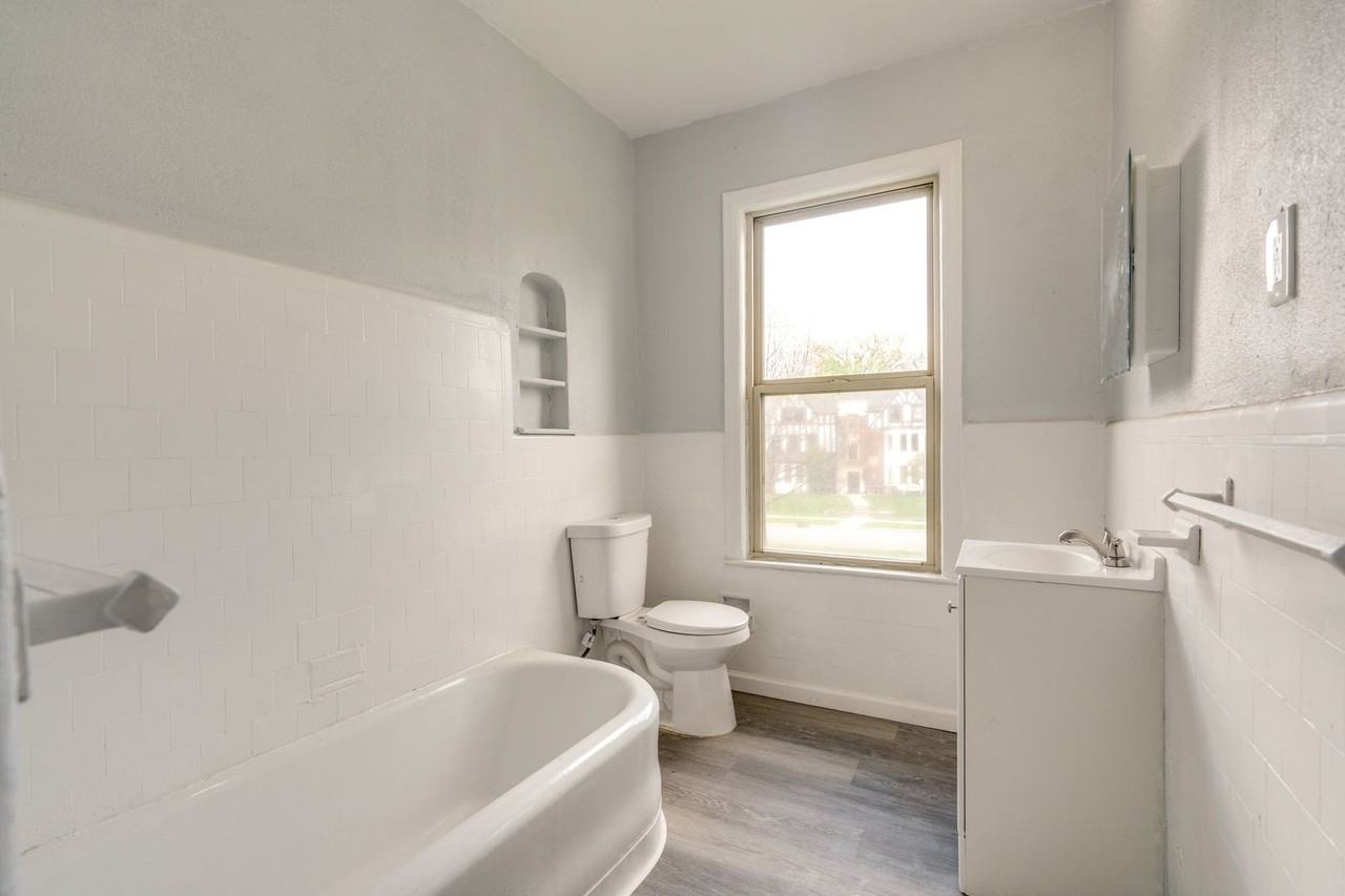 2840 S Moreland Blvd #16 - Photo 6 of 13