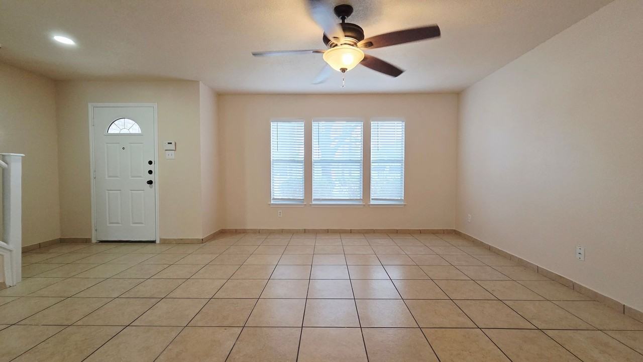 402 Empresario Dr - Photo 2 of 37