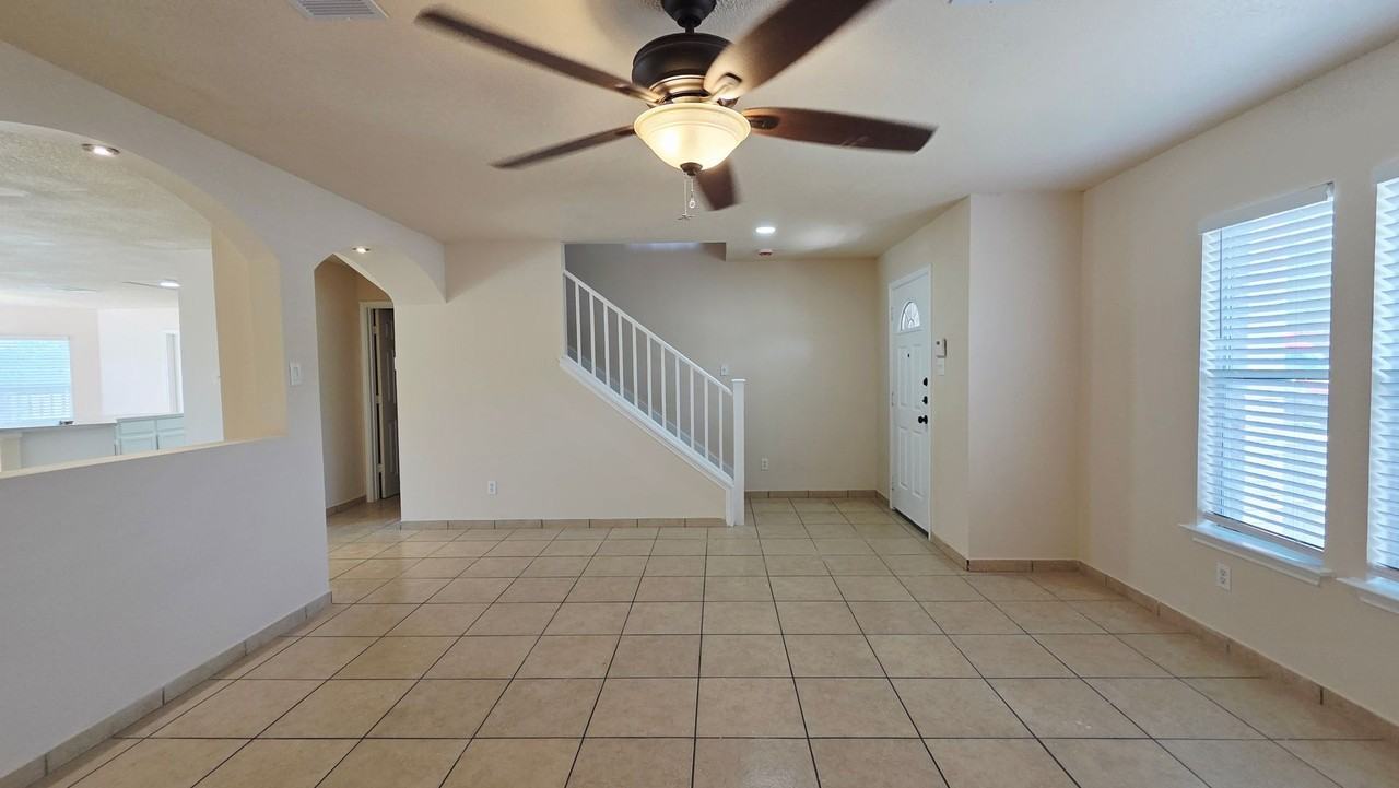 402 Empresario Dr - Photo 3 of 37