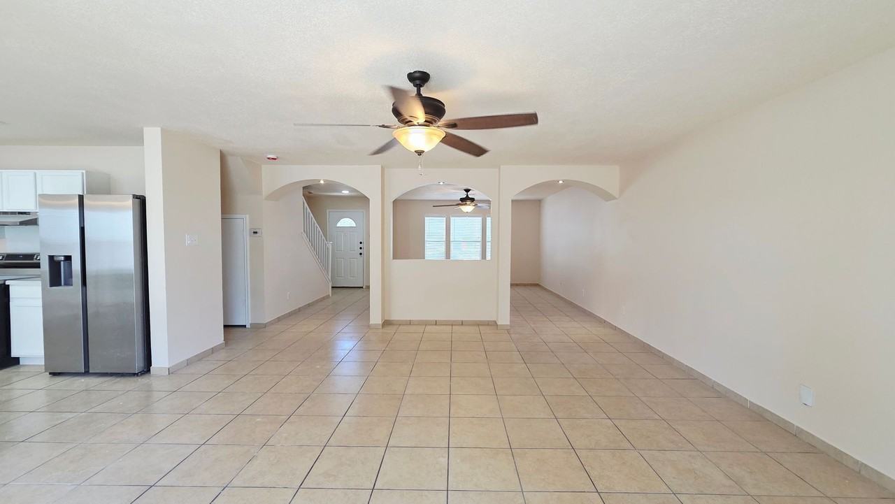 402 Empresario Dr - Photo 4 of 37