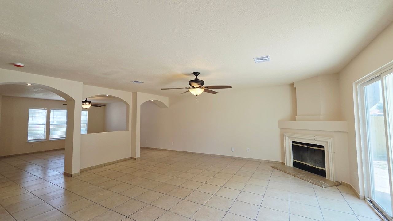 402 Empresario Dr - Photo 6 of 37