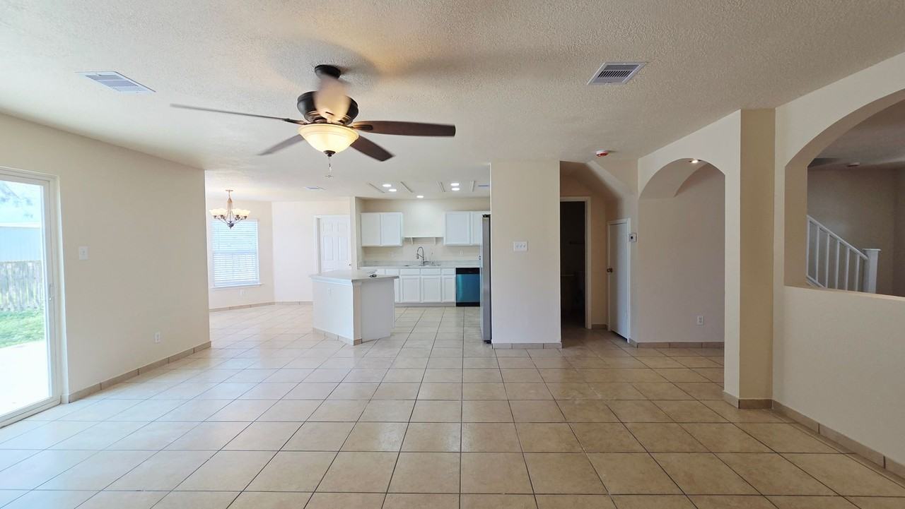 402 Empresario Dr - Photo 7 of 37