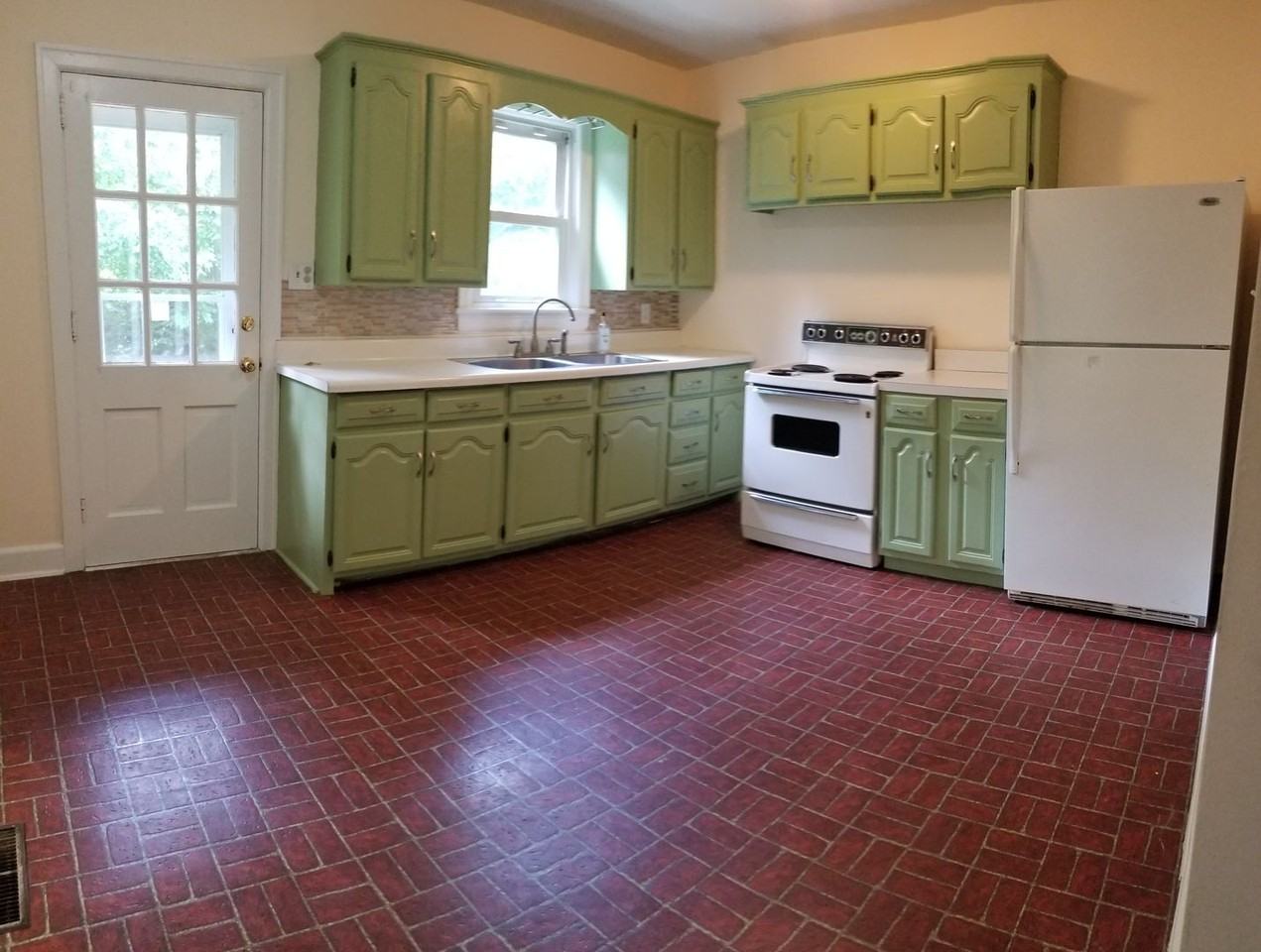 702 Tanyard St - Photo 4 of 11