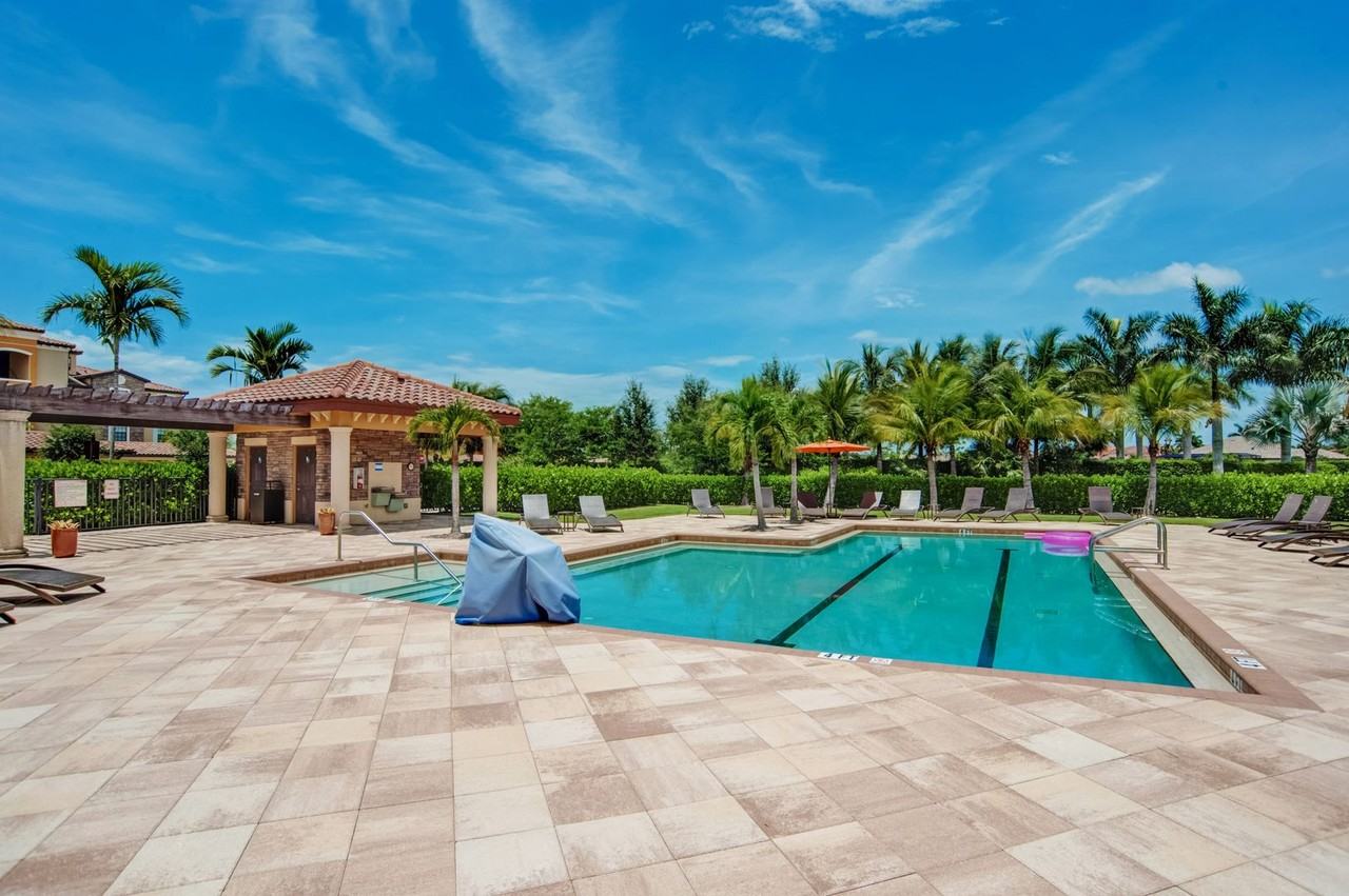 9735 Acqua Ct #621 - Photo 3 of 34