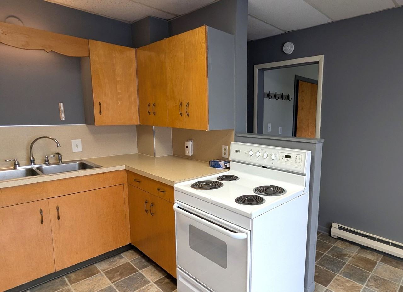 123 W Colby St - Photo 5 of 10