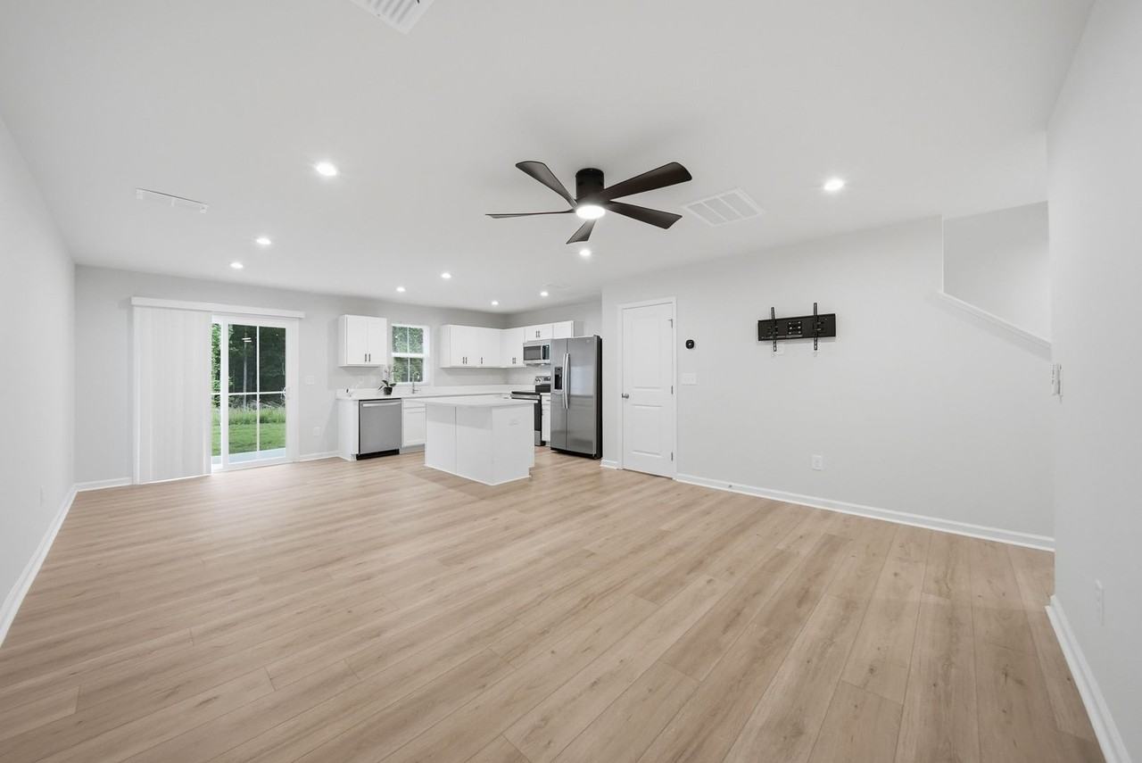 1525 39th Avenue Loop Ne #4 - Photo 3 of 15